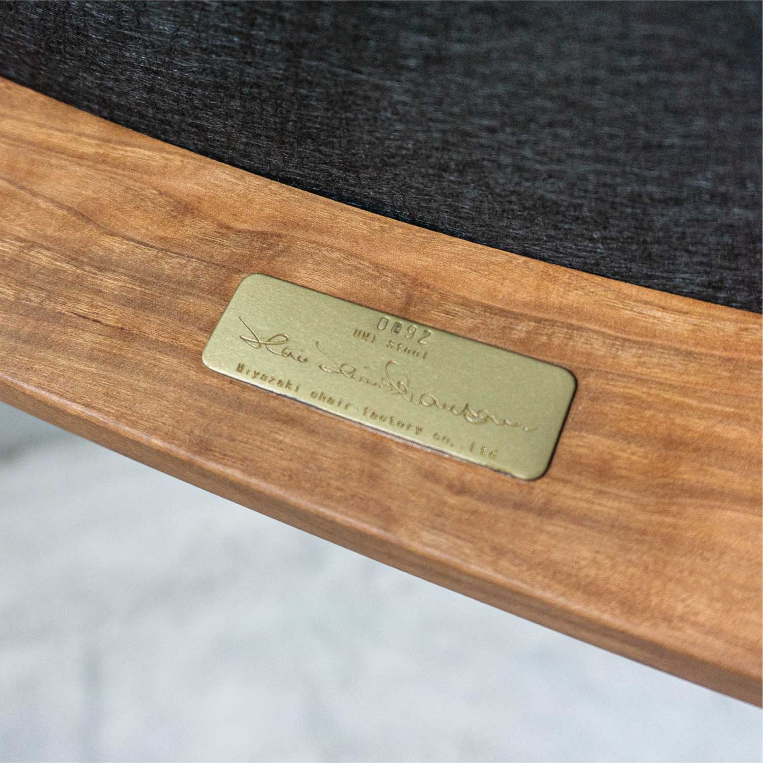 カイ・クリスチャンセン氏デザインの家具には、本人デザインの製造ナンバープレートが貼られています。